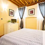 Antica Piazza Apartment By Tuscanywego